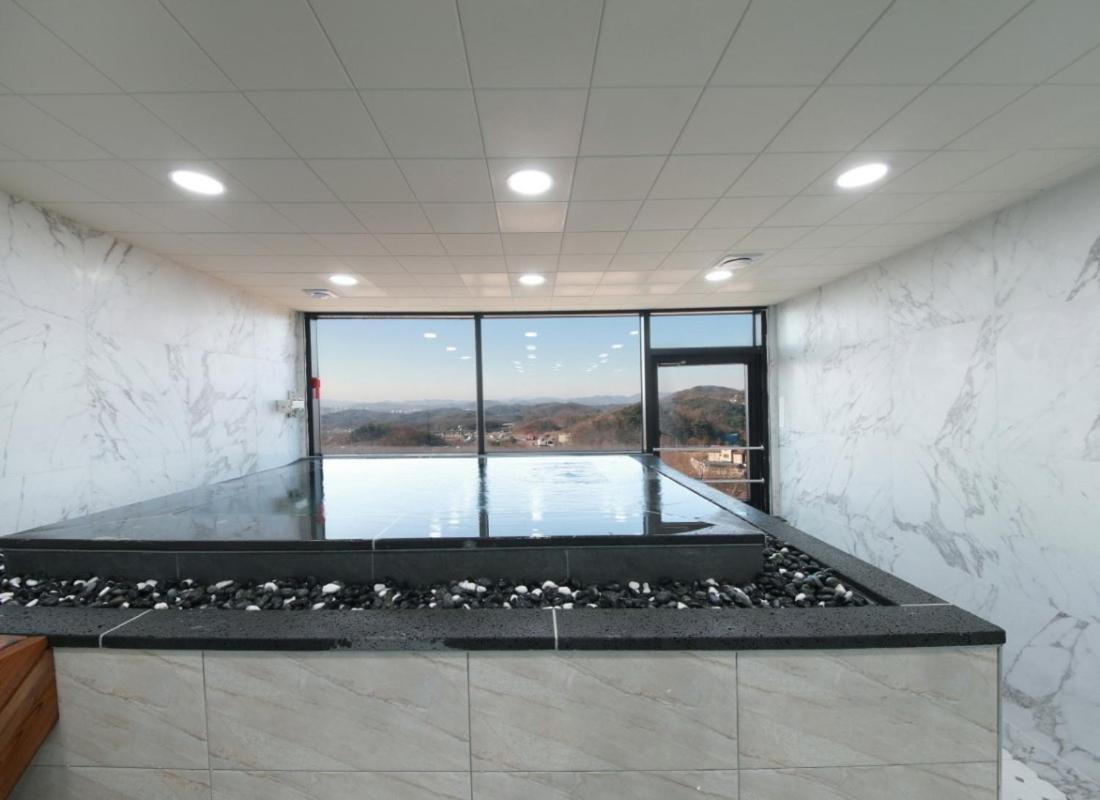 Wj Hotel Pool House Wonju Bagian luar foto