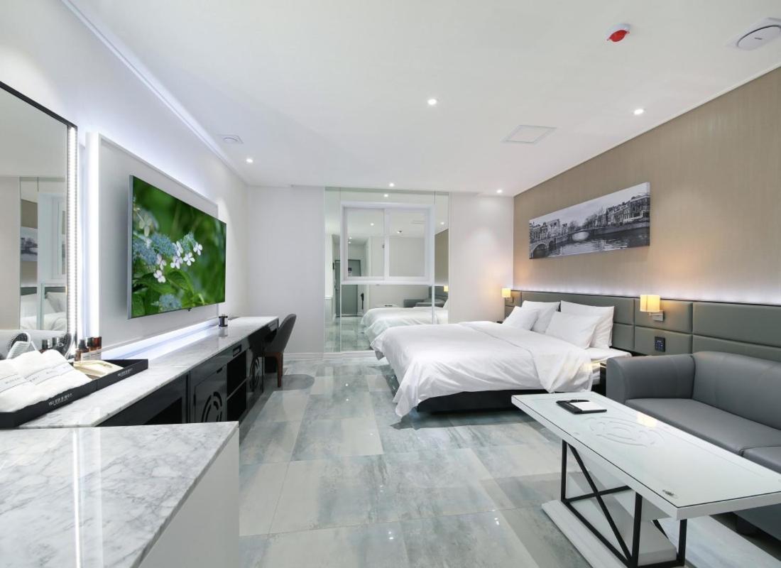 Wj Hotel Pool House Wonju Bagian luar foto