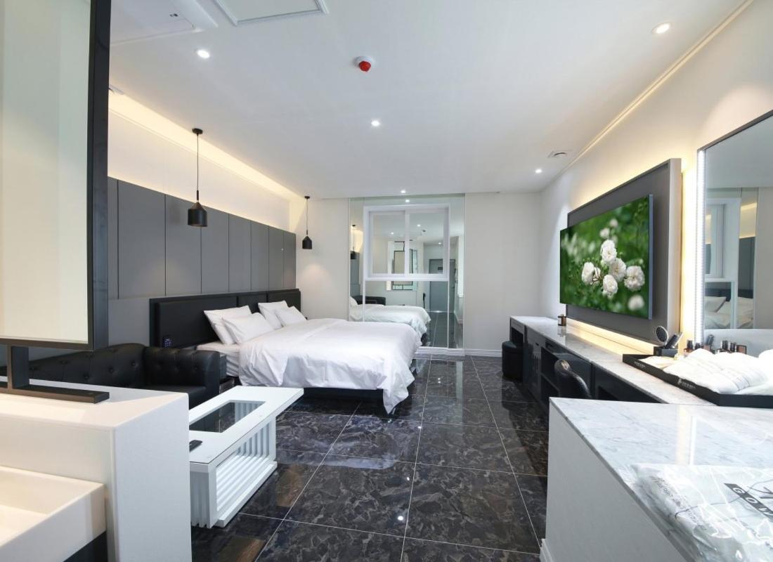 Wj Hotel Pool House Wonju Bagian luar foto
